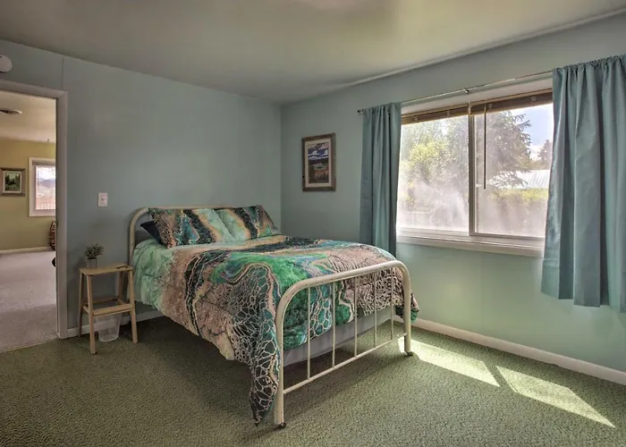 Walkable Sleep House W/ Patio & Sunroom!