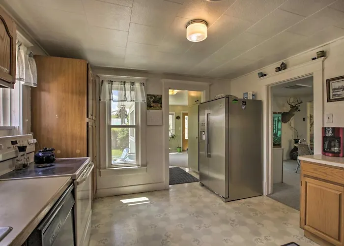 Walkable Sleep House W/ Patio & Sunroom! Ferienhaus