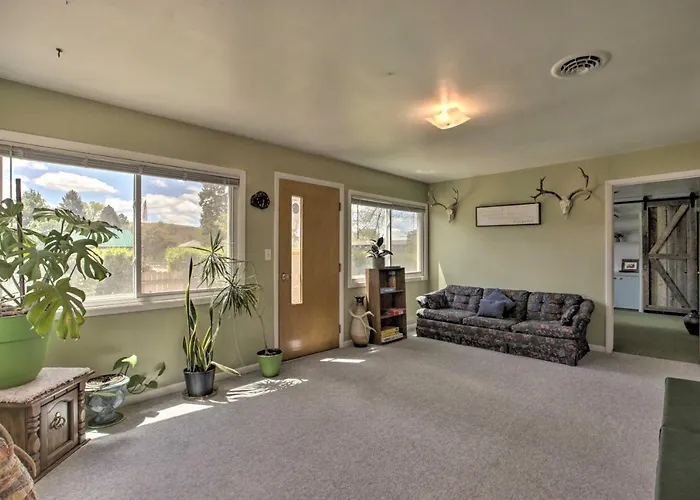 Walkable Sleep House W/ Patio & Sunroom! Holiday home *