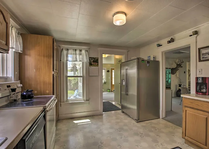 Walkable Sleep House W/ Patio & Sunroom! * Ten Sleep