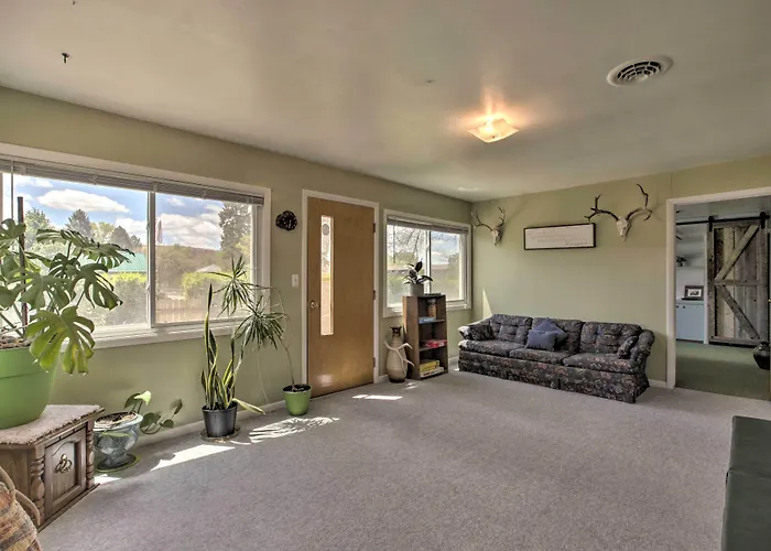 Holiday home Walkable Sleep House W/ Patio & Sunroom!